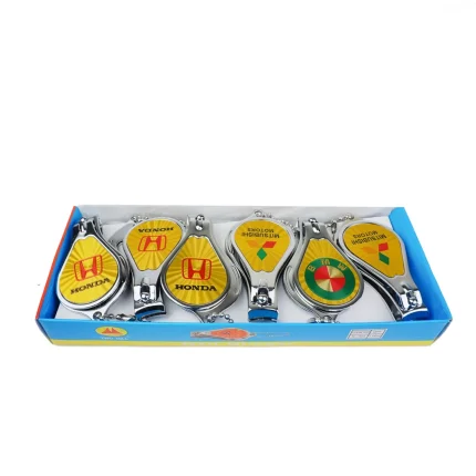 Cortauñas y destapador con marcas de carros