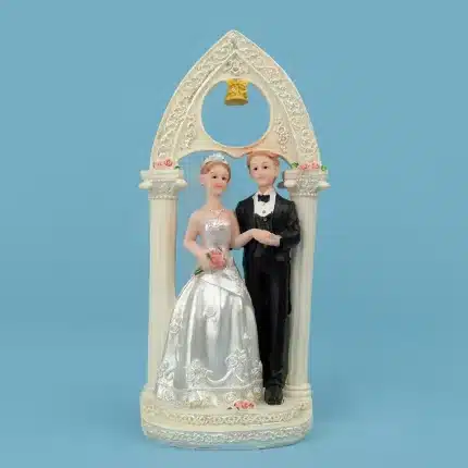 Pareja de novios en un arco