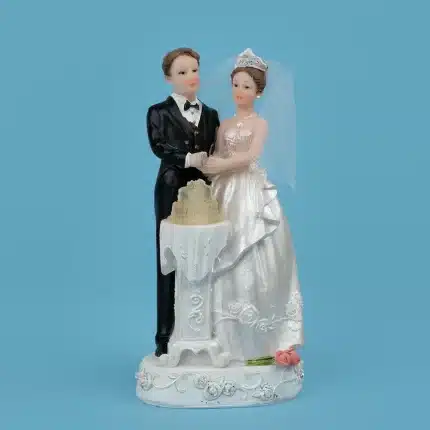 Pareja de novios cortando el pastel de luz