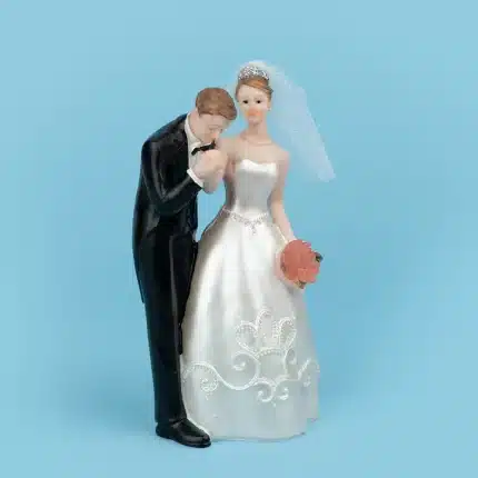 Pareja de novios con luz en el ramo de flores