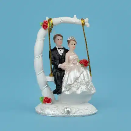 Pareja de novios en un columpio