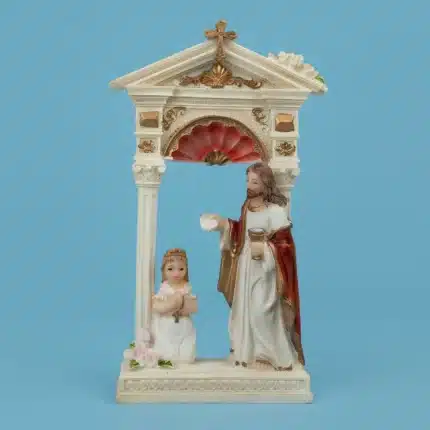 Niña en su primera comunión con Jesús